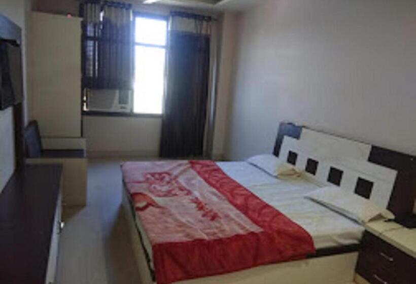 经济四人房间, Varun Inn