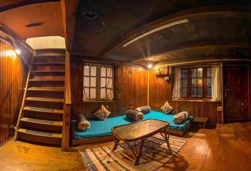 패밀리 룸 산 전망, Aarya Homes