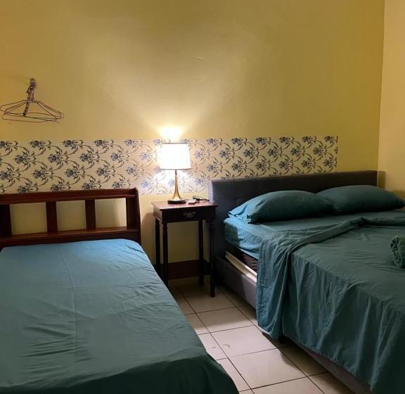 اتاق استاندارد سه تخته با بالکن, Emerald Apartments Inc