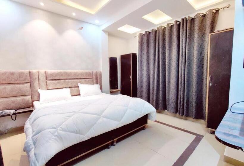 Номер Economy, The Barak S Residency    Lpu Main Gate    Special For Parents, Students, Couples, Corporate