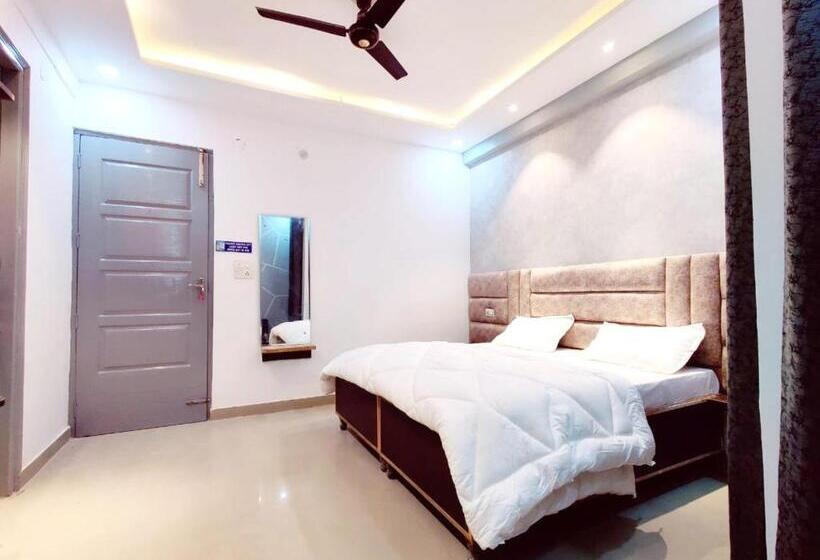 Номер Economy, The Barak S Residency    Lpu Main Gate    Special For Parents, Students, Couples, Corporate