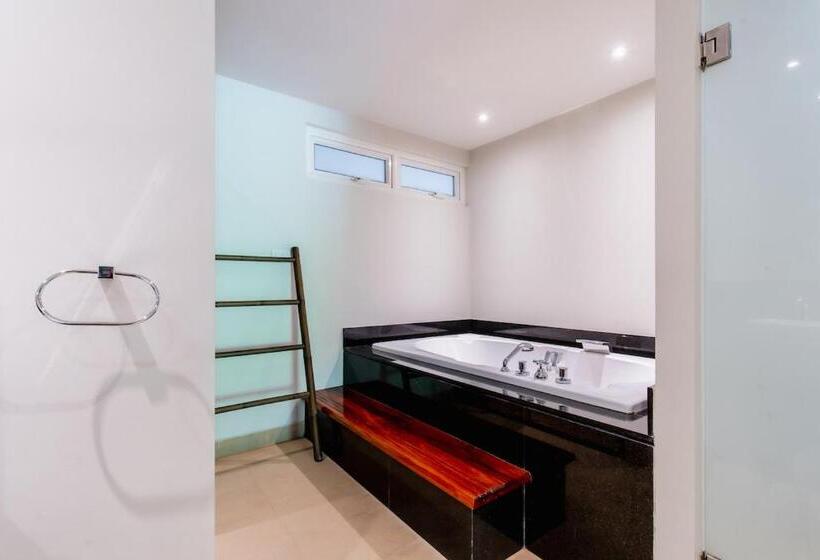 Апартаменты 2 Спальни, Poppy Beachfront Residence