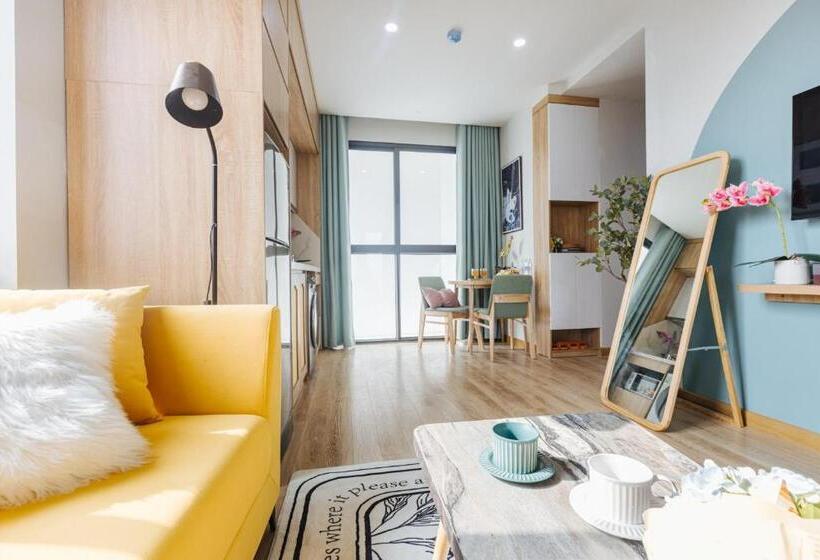 1 Bedroom Apartment Lake View, Crescendo Urban Stay   Stay 24h