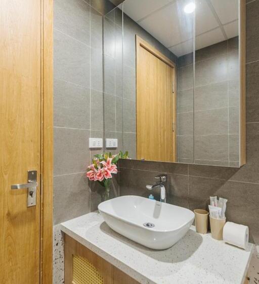 1 Bedroom Apartment Lake View, Crescendo Urban Stay   Stay 24h