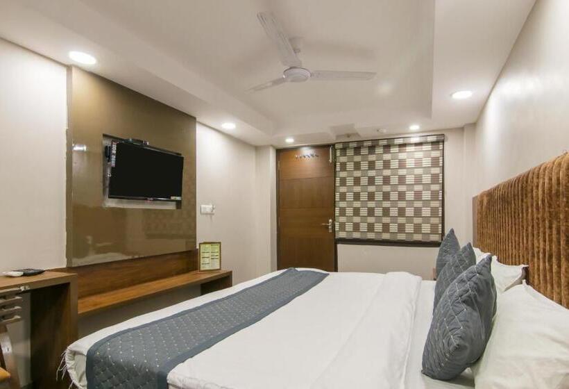 三人经典房间, Anand   New Delhi