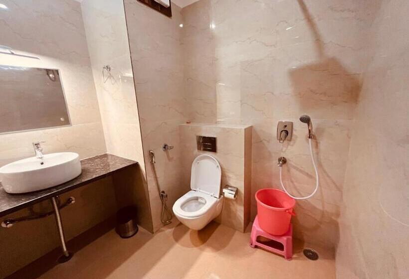 带大床的豪华间, Ganges Blossam   A Four Star Luxury Hotel & Resort