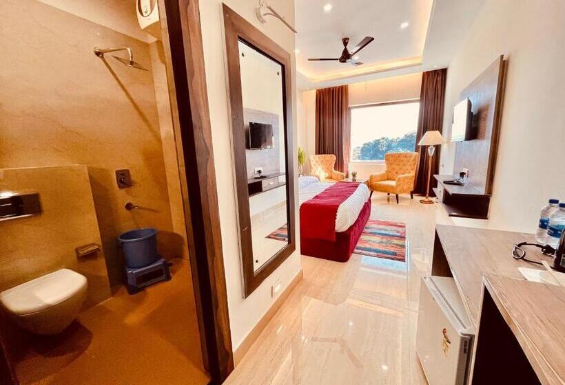 带大床的豪华间, Ganges Blossam   A Four Star Luxury Hotel & Resort
