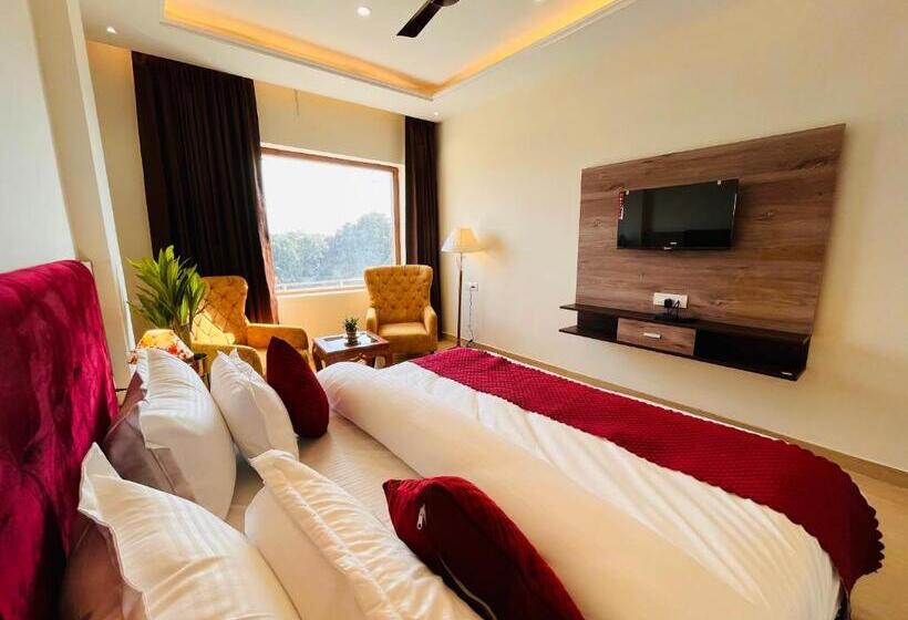 带大床的豪华间, Ganges Blossam   A Four Star Luxury Hotel & Resort