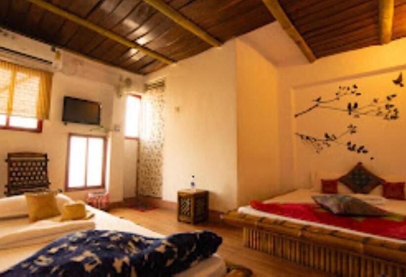 Номер Стандарт Трехместный, Shri Guest House & Roof Top Restaurant Varanasi