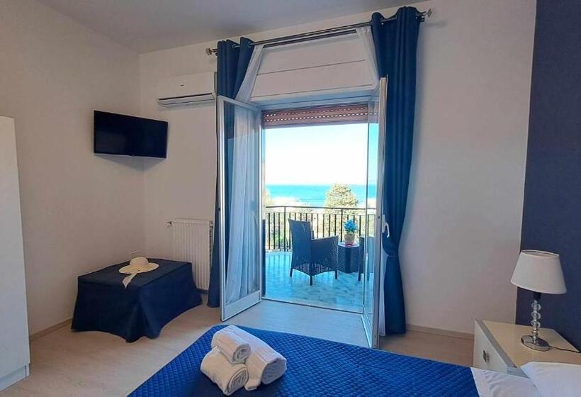 Triple Room Sea View, Chez Lucy Cefalù