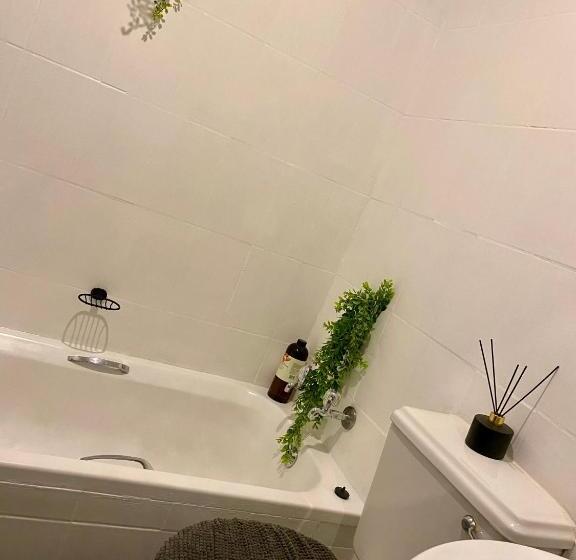 غرفة قياسية مزوَّدة بشُرفة, Peaceful Suburban Utopia
