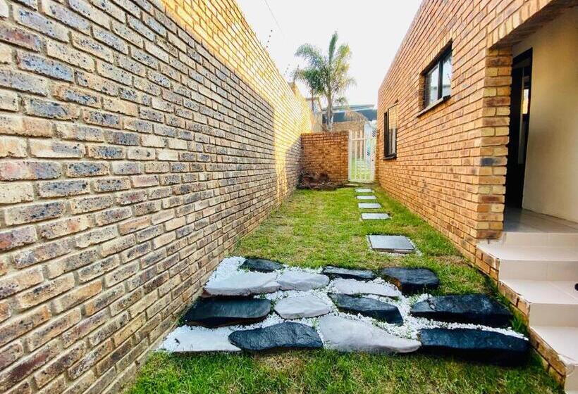 غرفة قياسية مزوَّدة بشُرفة, Peaceful Suburban Utopia