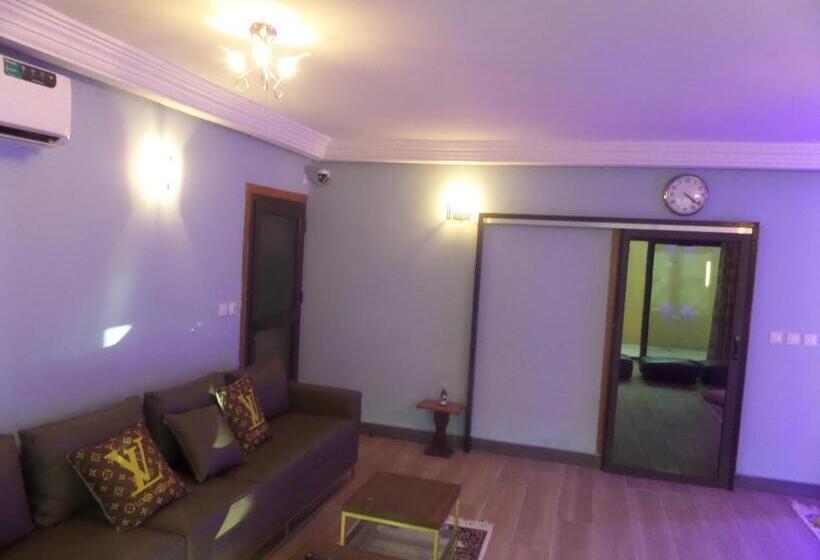 キングサイズベッドのスタンダードルーム, The Landing Lodge Abidjan