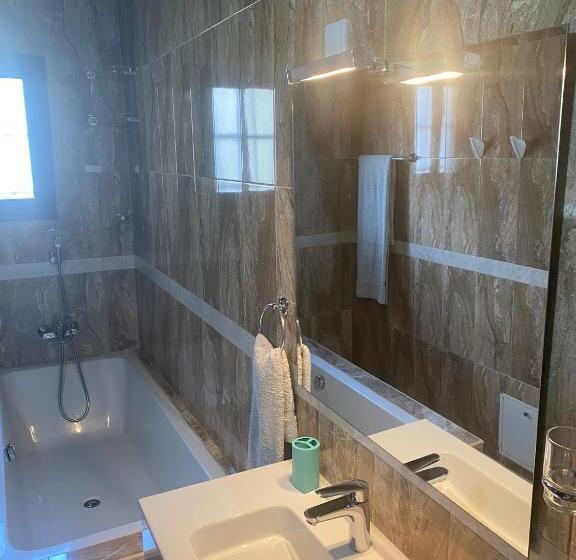 キングサイズベッドのスタンダードルーム, The Landing Lodge Abidjan