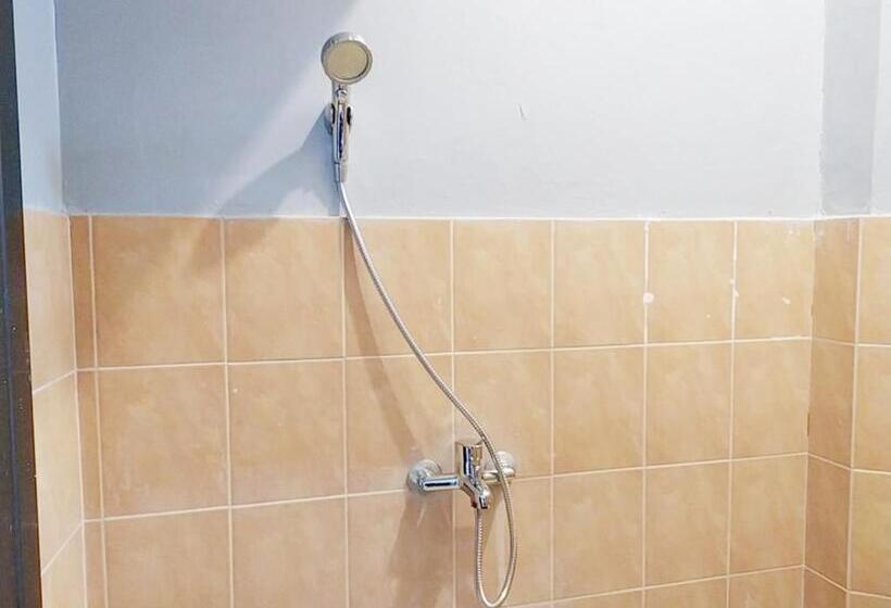 Номер Стандарт, Reddoorz At Deamartaloka Colomadu Solo