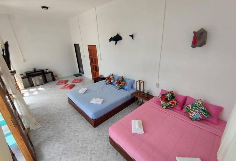 Четырехместный Номер Стандарт с Балконом, Tamtawan Guesthouse   ตามตะวันเกสเฮ้าส์