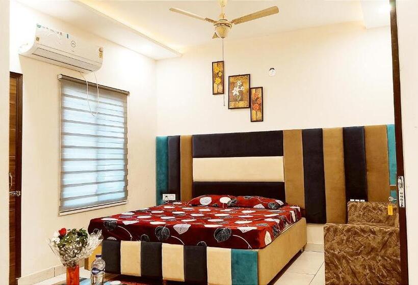 Номер Deluxe Кровать Кинг, Motel Desire Suites    Studio Luxurys   Lpu Law Gate    Special For Families, Students, Couples, Cor