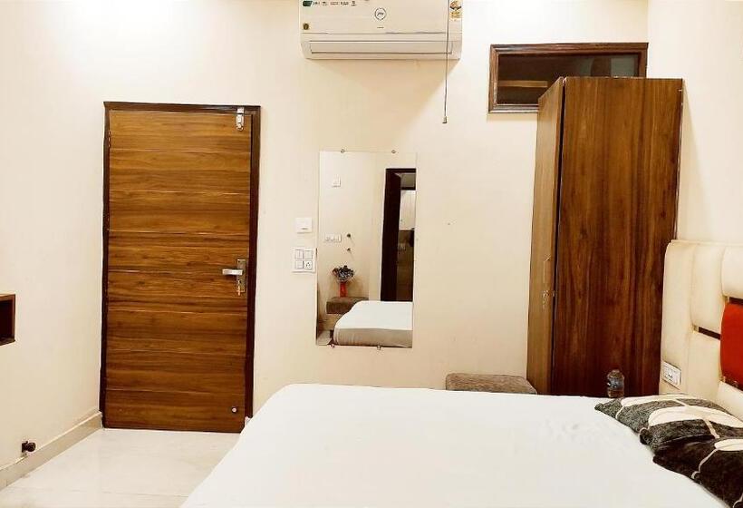 Номер Deluxe Кровать Кинг, Motel Desire Suites    Studio Luxurys   Lpu Law Gate    Special For Families, Students, Couples, Cor
