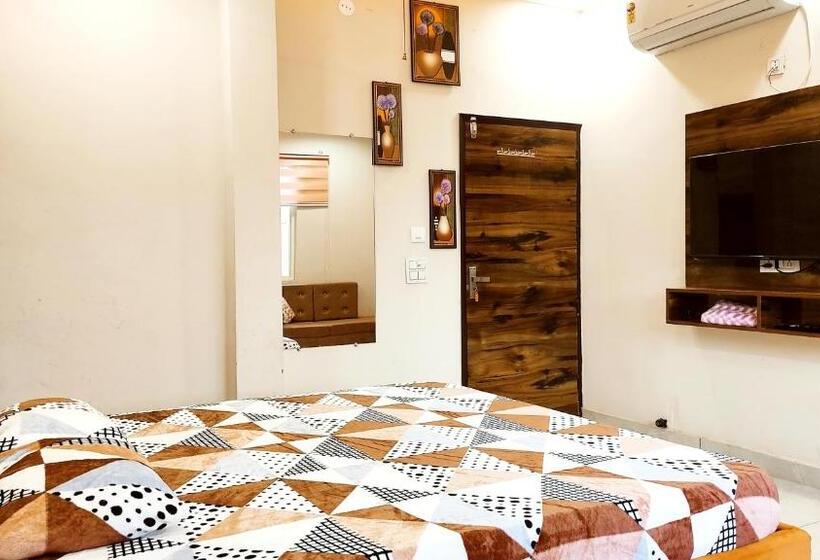 Номер Deluxe Кровать Кинг, Motel Desire Suites    Studio Luxurys   Lpu Law Gate    Special For Families, Students, Couples, Cor