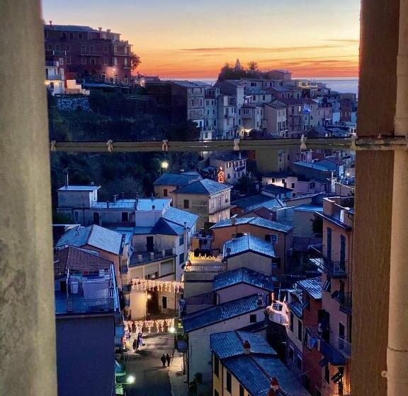 اتاق خانوادگی با چشم‌انداز دریا, The Manarola Main Plaza