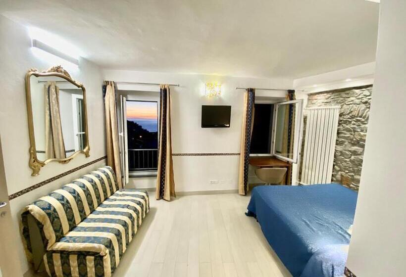 اتاق استاندارد چهار تخته با چشم‌انداز دریا, The Manarola Main Plaza