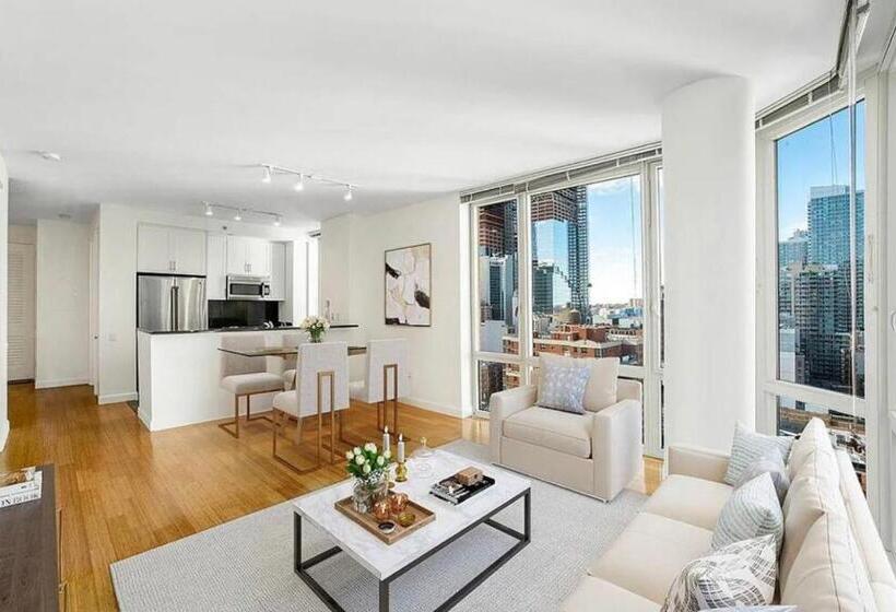 침실 3개 아파트, Time Square Condos