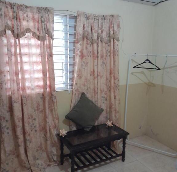 اتاق اکونومی, Mothersill B&b & More