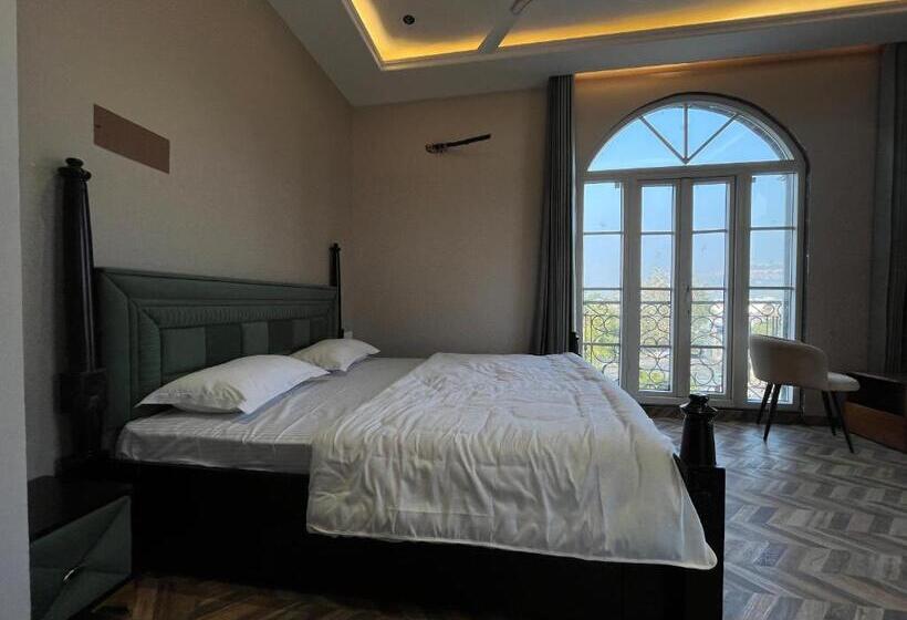 Люкс Вид на Горы, Hari Leela Fort View Palace