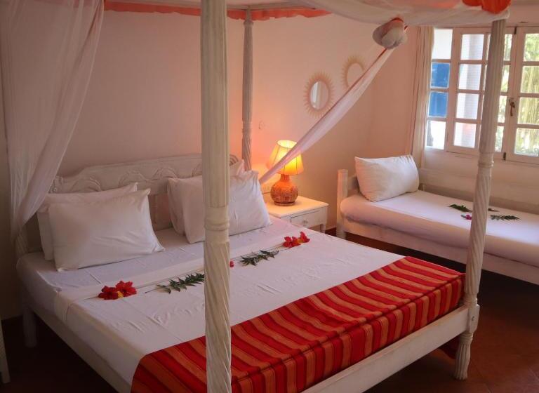 اتاق خانوادگی, Lily Palm Resort