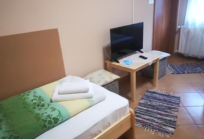 Номер Стандарт Трехместный, Vár Liget Vendégház