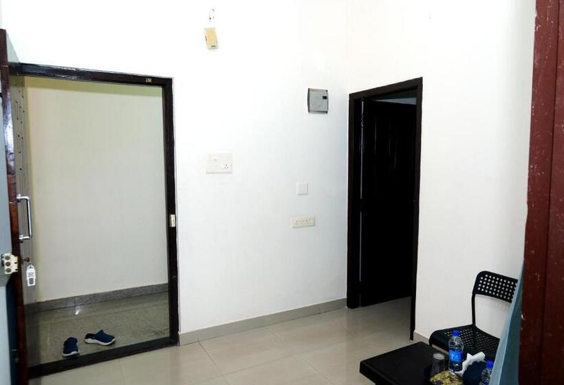 家庭间, Aradhya Inn Deralakatte