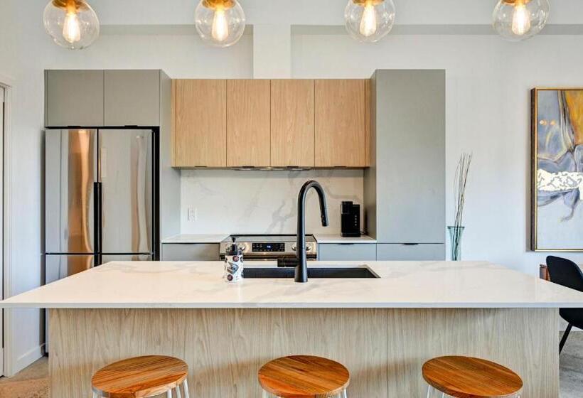 1 Bedroom Penthouse Apartment, Tripmontreal 301
