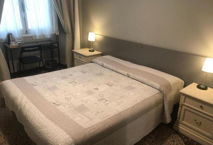 اتاق استاندارد با سرویس بهداشتی مشترک, Check Inn Rooms Genova Centro