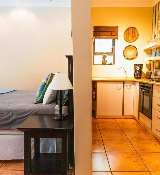 آپارتمان 1 خوابه با چشم‌انداز استخر, Khashamongo B & B