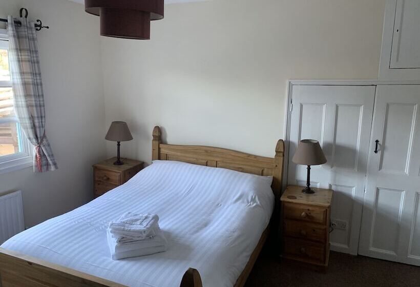 اتاق استاندارد, The Cromwell Arms Inn