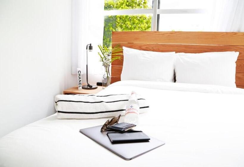 Номер Basic, The Meridian Hotel Miami Beach