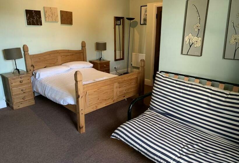 اتاق استاندارد چهار تخته, The Cromwell Arms Inn