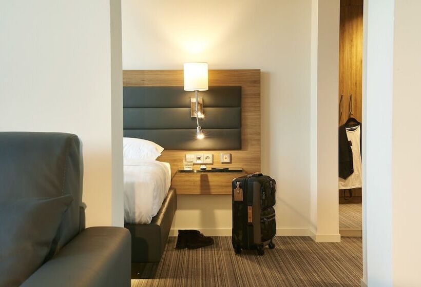패밀리 룸, Moxy London Excel