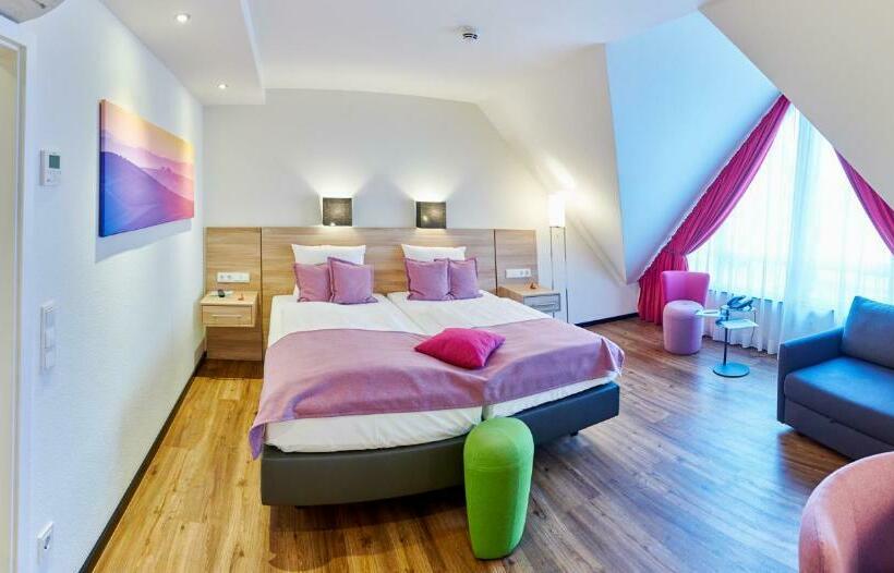 חדר דלוקס יחיד, Das Crass