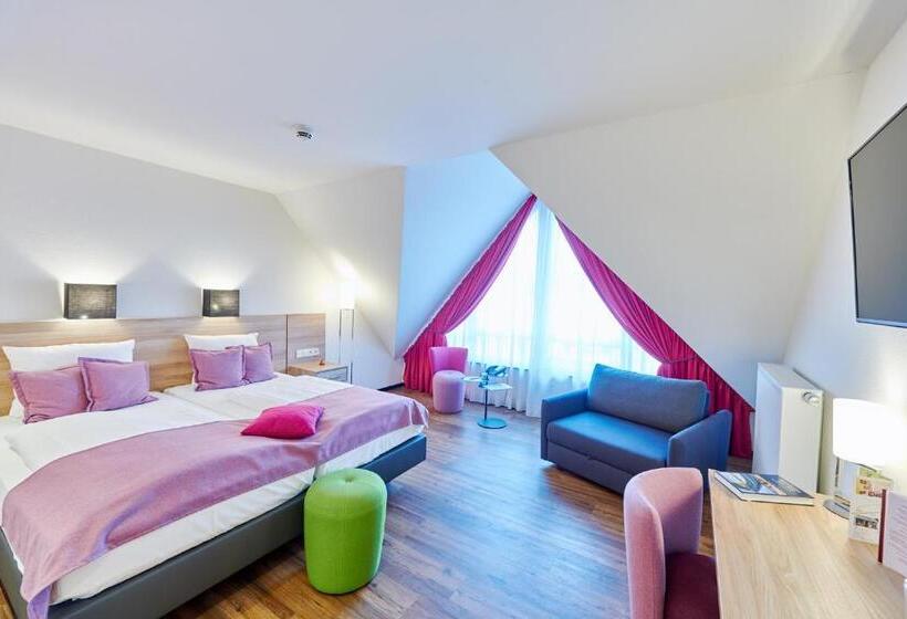 חדר דלוקס יחיד, Das Crass