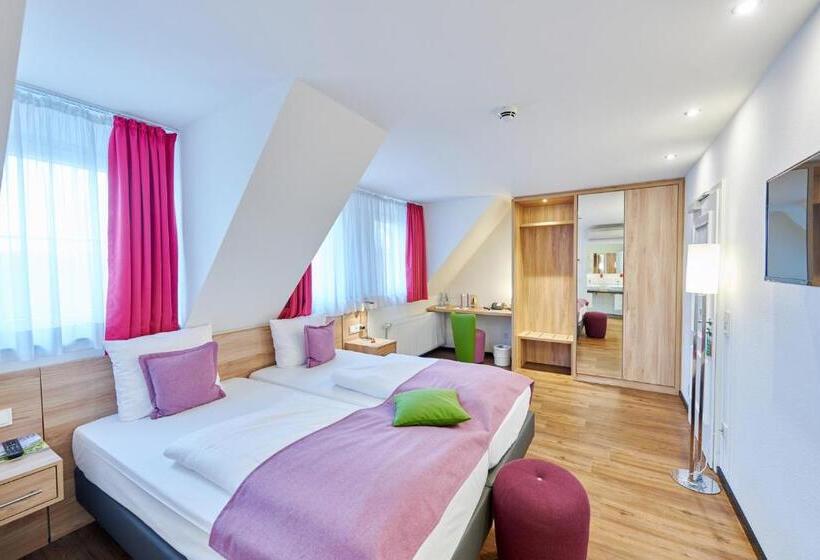 חדר דלוקס יחיד, Das Crass