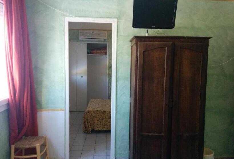 Quarto Familiar, Restaurant L Agachon