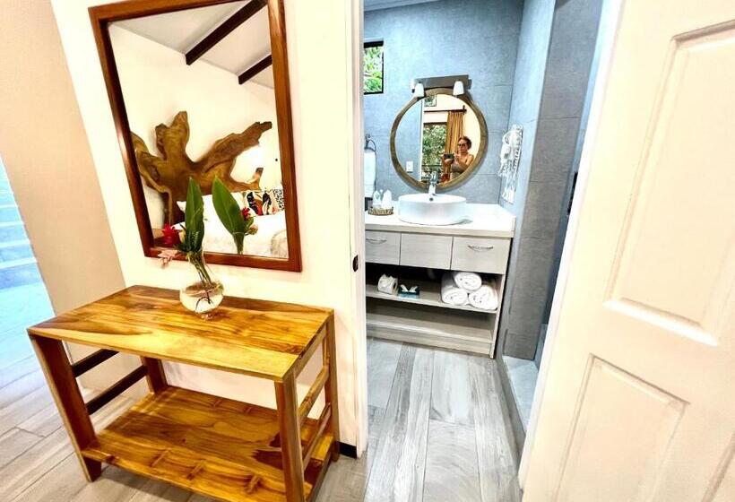 بنجلو قياسى, Ecotica Boutique