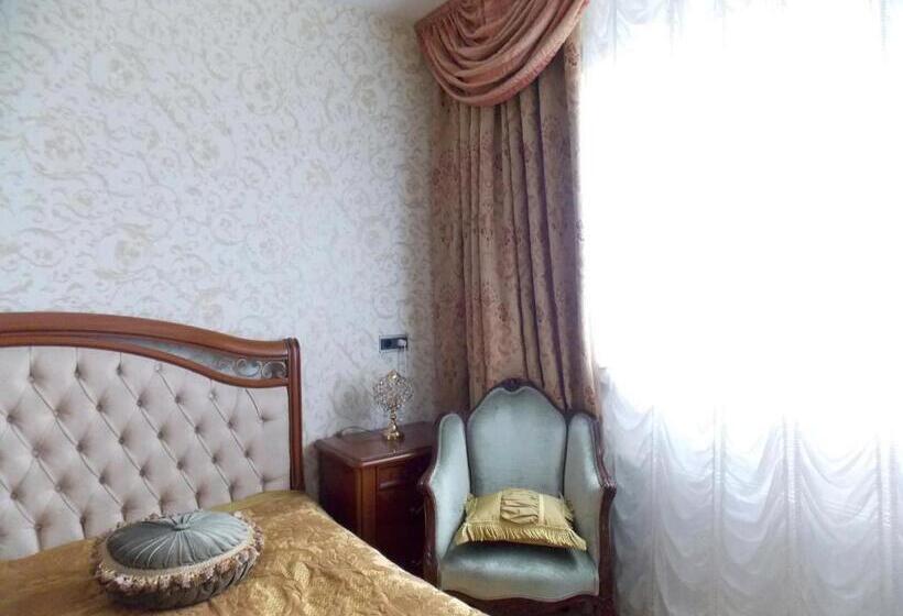 标准间, Weena House
