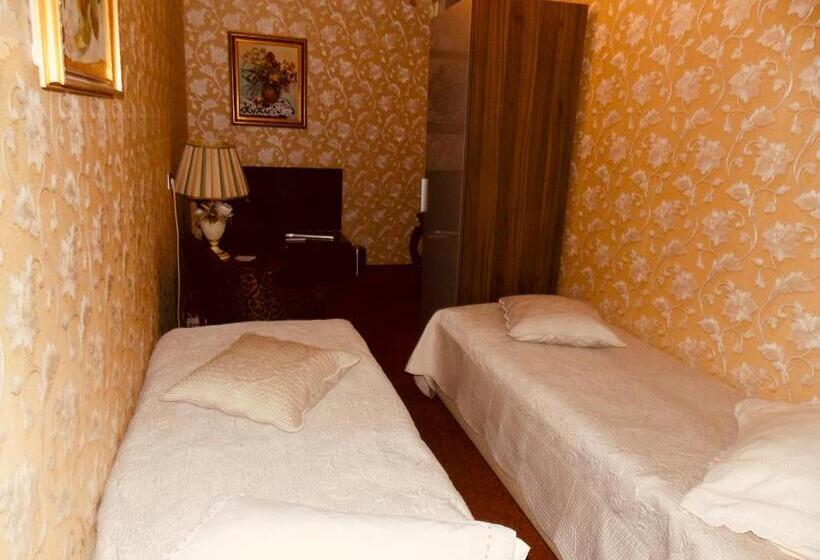 基本间, Weena House