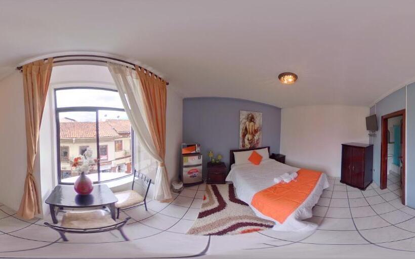 غرفة قياسية مطلة على الجبل, 4 Mundos