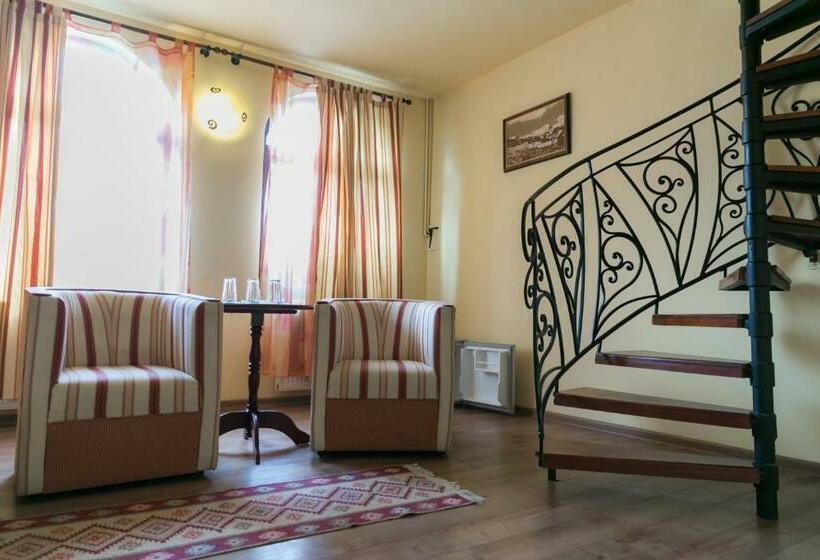 سوییت دوبلکس, Transilvania