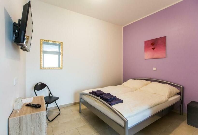 اتاق استاندارد, Motel Schlegel