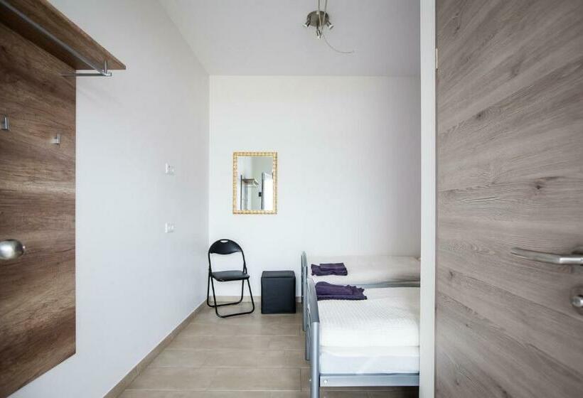اتاق استاندارد, Motel Schlegel