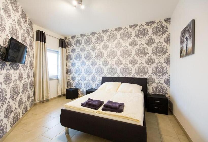 اتاق خانوادگی, Motel Schlegel